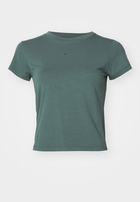 Camiseta verde de manga corta hecha de tela suave. Presenta un cuello redondo y un pequeño logo negro de Nike en el pecho. Diseño sencillo.