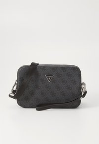 Bolso bandolera gris con un patrón, de forma rectangular, que cuenta con una correa negra y herrajes plateados, así como un logotipo triangular en la parte frontal.