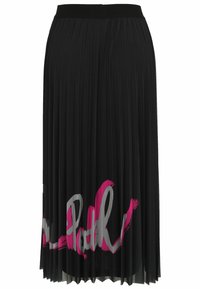 Schwarzer, plissierter Midirock mit breitem Bund und mutigem, pink-weißen "Rock"-Textgrafik nahe dem Saum.