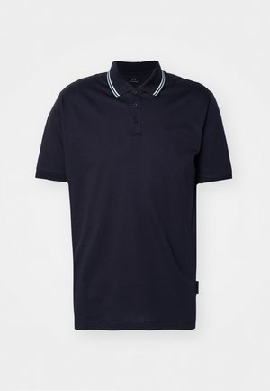 Polo shirt blu navy con colletto classico, patta con tre bottoni e accenti a strisce bianche. Realizzato in morbido tessuto misto cotone.