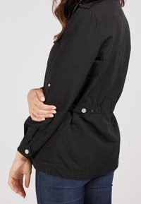Guess Kevyt takki - black