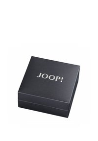 Caja rectangular negra con una superficie texturizada, que presenta un logo plateado "JOOP!" en la parte superior. El cierre es un diseño de solapa simple.