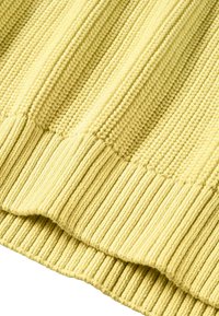 Gelber gerippter Strickpullover mit strukturiertem Obermaterial; verfügt über einen abgerundeten Saum und verlängerte Bündchen. Weiches, elastisches Material.