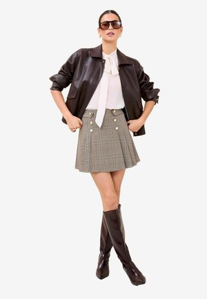 REGULAR FIT - MILITARY BUTTON  - Miniszoknya - brown check