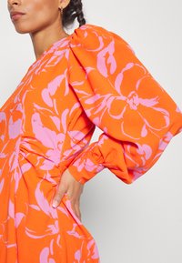 Vero Moda Petite VMPOLLIANA MINI DRESS  - Robe de jour - scarlet ibis/polliana