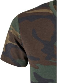 Brandit T-shirts med print - woodland