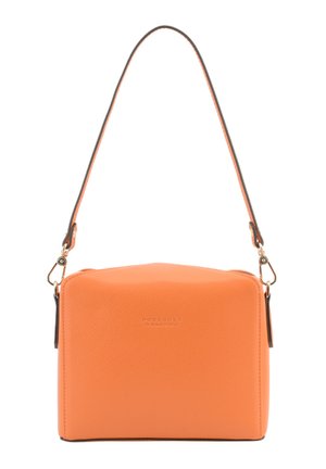 Sac à main rectangulaire en cuir orange avec une finition texturée et une bandoulière unique attachée par des fermoirs dorés.