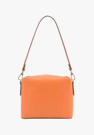Sac à main rectangulaire en cuir orange avec une finition texturée et une bandoulière unique attachée par des fermoirs dorés.