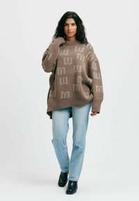 Emmamalena Stickad tröja - brun