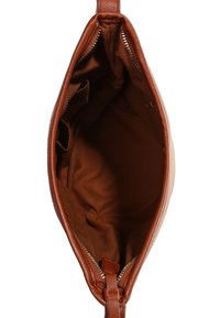 Borsa a mano in pelle marrone con texture liscia, chiusura a cerniera e interno spazioso foderato in tessuto. Dotata di elementi in metallo color oro sulla cerniera.