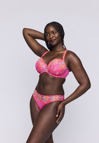 Różowy komplet bielizny z kwiatowym haftem. Biustonosz z usztywnianymi miseczkami i regulowanymi ramiączkami; pasujące majtki z koronkowym wykończeniem na pasku.