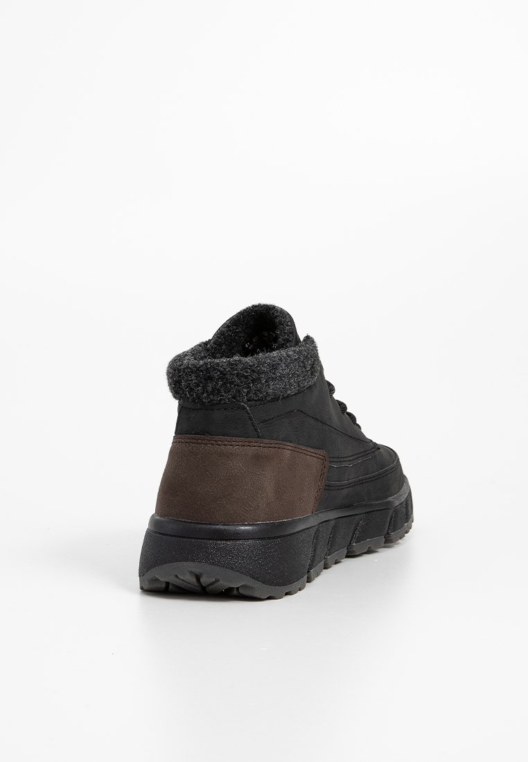 Czarne wysokie buty sportowe z teksturowanym szarym kołnierzem, brązowym suede'owym akcentem na pięcie oraz grubą gumową podeszwą z głębokim bieżnikiem dla lepszej przyczepności.