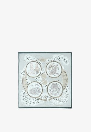 Kwadratowa chusta z botanicznymi ilustracjami w czterech okrągłych panelach, otoczona misternymi wzorami kwiatowymi i spiralnymi w stonowanych odcieniach.