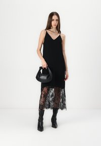 Selected Femme SLFEDITH STRAP MIDI DRESS - Laisvo kirpimo suknelė - black