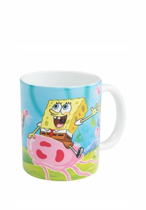 Weißer Becher mit SpongeBob Schwammkopf, der freudig auf einer pinkfarbenen Qualle unter Wasser reitet, umgeben von Wasserpflanzen und kleineren Quallen.