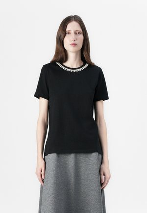 Schwarzes T-Shirt mit kurzen Ärmeln und Rundhalsausschnitt, verziert mit einem dekorativen Perlenbesatz. Der Stoff wirkt glatt und leicht.