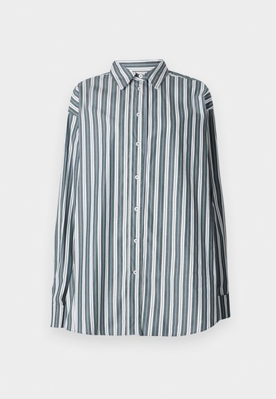 Καρό πουκάμισο σε πράσινο, λευκό και γκρι. Διαθέτει μακριά μανίκια, κλασικό γιακά και άνετη εφαρμογή. Κατασκευασμένο από ελαφρύ ύφασμα.