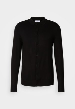 Cárdigan negro con cuello, mangas largas y cierre de botones en el frente. Textura suave con puños y dobladillo acanalados. Logo sutil en el pecho.