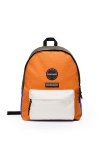 Färgglad ryggsäck med orange huvuddel, mörkgrön topp, blå sidor och vit frontficka. Utöver detta har den en logo och dragkedja.