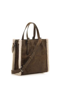 Sac en simili cuir marron au design structuré, avec des accents en shearling crème sur les côtés, deux poignées, et une bandoulière amovible.