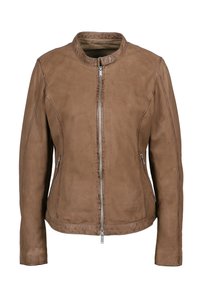 Giacca di pelle marrone con colletto alto, zip frontale, tasche laterali e cuciture a contrasto. Texture liscia e design aderente.