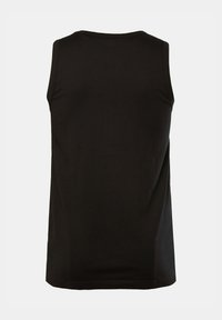 Svart ärmlös tanktopp i mjuk bomull, med rund halsringning och rak skärning vid fållen. Inga synliga mönster eller hårdvara.