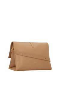 Borsa a tracolla in pelle beige dal design strutturato, con patta ripiegata, tracolla regolabile e dettaglio di branding discreto.