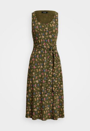 Groene jurk met bloemmotief, ronde halslijn, mouwloos ontwerp en een stoffen riem. Heeft roze en blauwe bloemenpatronen. Glad textuur.
