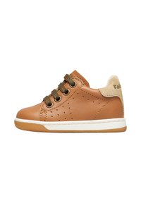 Sneaker in pelle marrone con design perforato, suola in gomma testurizzata color ocra, lacci verdi e un accento in suede beige chiaro sul tallone.
