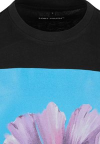 Črna majica s kratkimi rokavi z grafičnim dizajnom, ki prikazuje rožo v roza barvi na modri podlagi. Tkanina izgleda gladka, izrez pa je rebrast.