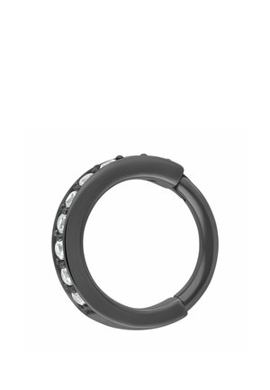 Schwarzer Kreolenohrring, der an der Außenseite mit einer Reihe klarer, runder Kristalle besetzt ist, vor weißem Hintergrund dargestellt.