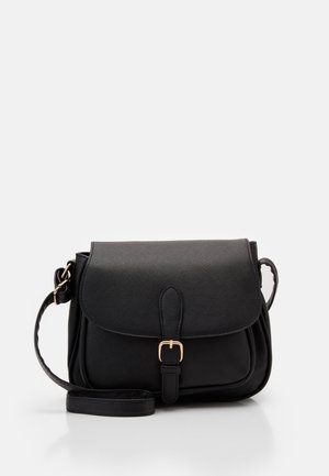 Sort tekstureret læder crossbody taske med frontklap og detalje i guldtonet spænde, justerbar skulderrem, på hvid baggrund.