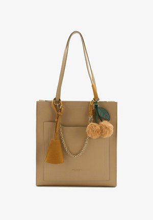 Beige leren schoudertas met dubbele handvatten, zijvak en decoratieve ketting. Beschikt over twee pluizige pompoenen en een klein bladaccent.