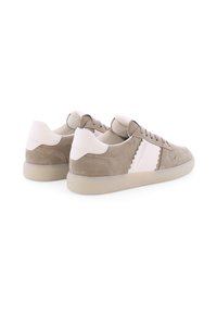 Beige Wildledersneaker mit weißen Lederakzenten, runder Schuhspitzenform, Schnürung und durchsichtiger Gummisohle. Einfaches Design, keine auffälligen Muster.