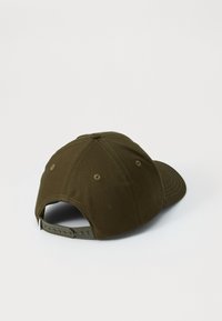 Oliven grønn baseballcap laget av bomull med buet visir, justerbar stropp bak og ventilasjonsåpninger for pusteevne.