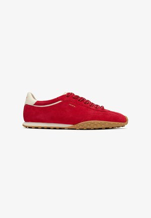 Chaussures de sport en suède rouge avec des accents beiges, dotées d'une semelle en caoutchouc texturée et de lacets rouges, conçues pour le confort et la flexibilité.