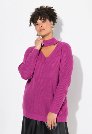 Maglione in maglia fucsia con colletto alto e scollatura a V, caratterizzato da maniche lunghe e texture a coste. Finitura liscia e vestibilità comoda.