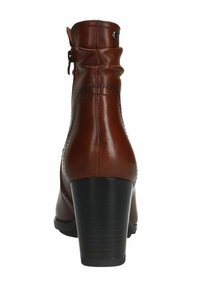 Bottine en cuir marron avec un talon haut, tige plissée et détails cousus. Fermeture zippée sur le côté et texture lisse.