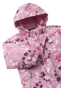 Roze waterdichte jas met bloemenpatronen, een gevoerde capuchon, elastische manchetten en een rits aan de voorkant. Heeft zilveren accenten op de capuchon.