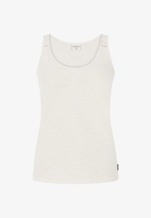 Bílý tílko s hladkou texturou, širokým výstřihem a dekorativním prošíváním na ramínkách. Obsahuje malou značkovou etiketu na dolní části.