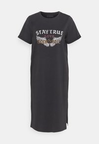 Černé bavlněné šaty ve stylu trička s krátkými rukávy, s nápisem "STAY TRUE LOVE ROCK & ROLL" v bílé a zlaté barvě, s bočním rozparkem.