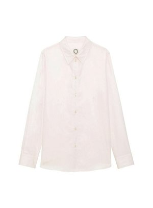 Chemise à manches longues en coton rose clair, avec un col classique et une fermeture à boutons sur le devant avec des boutons beiges. Texture lisse.