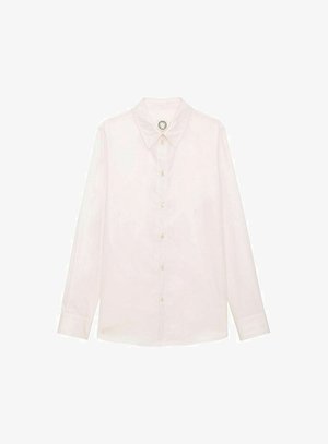 Chemise à manches longues en coton rose clair, avec un col classique et une fermeture à boutons sur le devant avec des boutons beiges. Texture lisse.