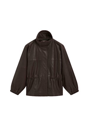 Giacca in finta pelle marrone con colletto alto, maniche elastiche e vita regolabile con cordoncino. Presenta due tasche frontali.