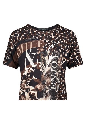 T-shirt marrone a maniche corte con una combinazione di stampa leopardata e motivi floreali, con la scritta "SMILE & loving" in colori a contrasto.