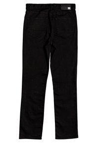 Černé džíny z denimu s rovným střihem nohavic, vybavené dvěma zadními kapsami a štítkem na pasu. Tkanina má hladkou strukturu.