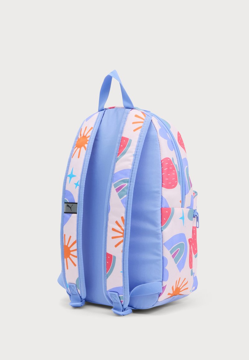 Mochila azul claro con correas acolchadas, decorada con un patrón colorido de sol, sandía y formas abstractas, mostrada desde el ángulo trasero.