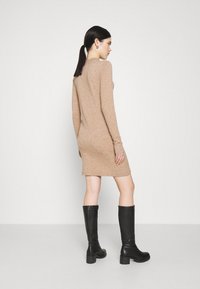 Object OBJTHESS DRESS - Fodralklänning - chipmunk