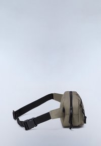Olivgrön tygväska med platt design, svart dragkedja, justerbar rem och texturerad yta. Har en liten ficka och spänneslutning.