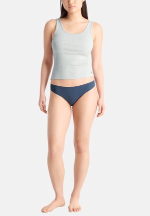 Graues, geripptes Tanktop mit Rundhalsausschnitt, kombiniert mit marineblauen Bikini-Höschen. Beide Teile haben eine glatte Textur und eine figurbetonte Passform.
